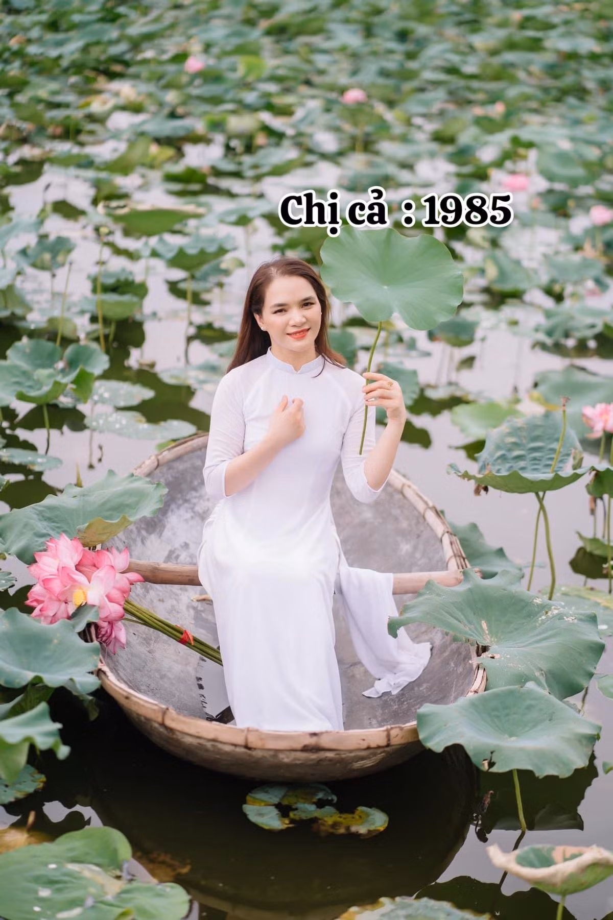 Hoà Minzy sinh ra trong gia đình có 5 chị em: 4 gái, một trai. Chị cả sinh năm 1985.