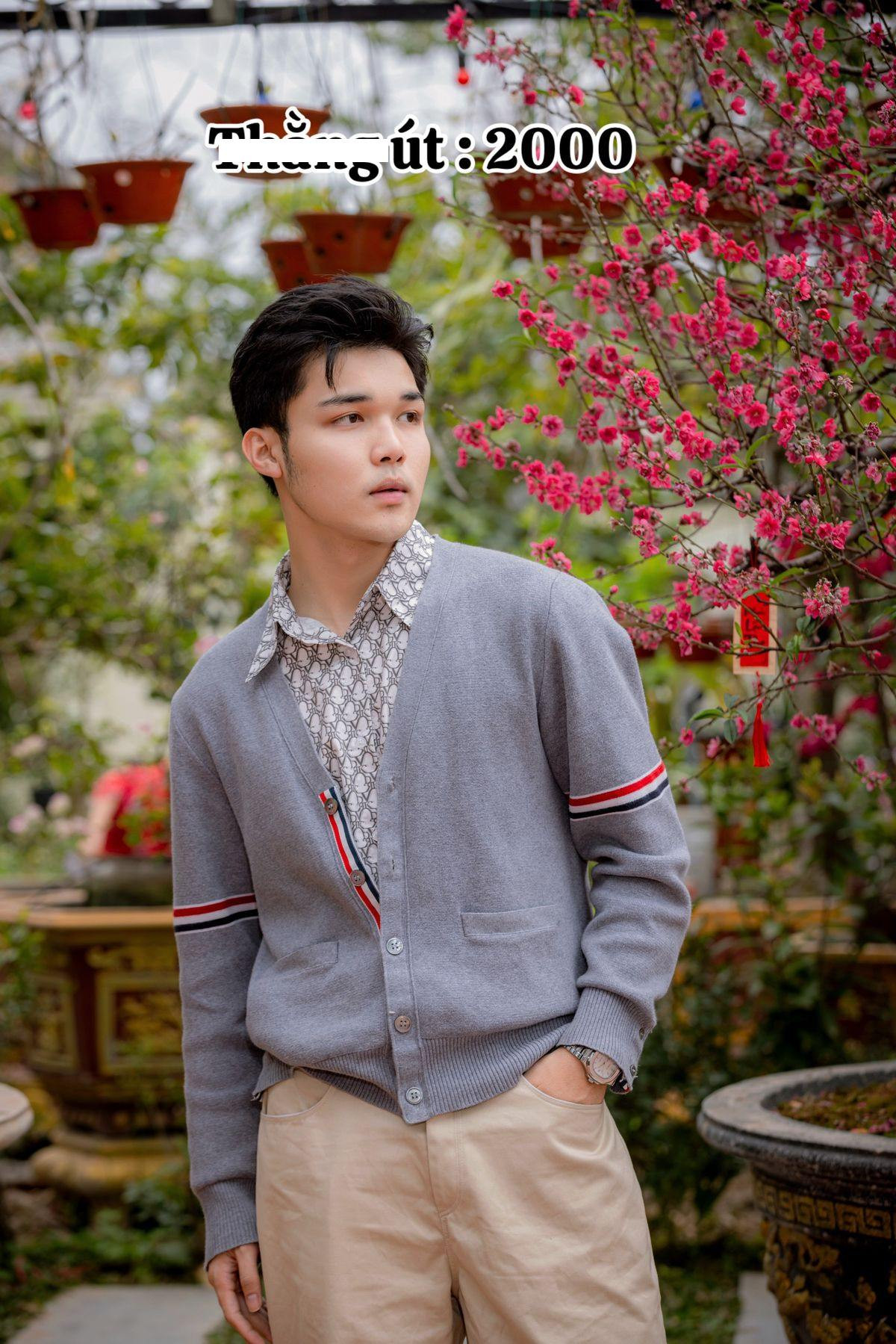 Xuất hiện trong 1 số tấm ảnh gia đình của Hòa Minzy, em trai út của cô nàng gây ấn tượng với vẻ ngoài điển trai. Em trai Hòa Minzy sở hữu ngoại hình ưa nhìn và chiều cao nổi bật. Hòa Minzy từng chia sẻ em út là người mà cô thân thiết nhất và sẵn sàng chia sẻ câu chuyện trong cuộc sống