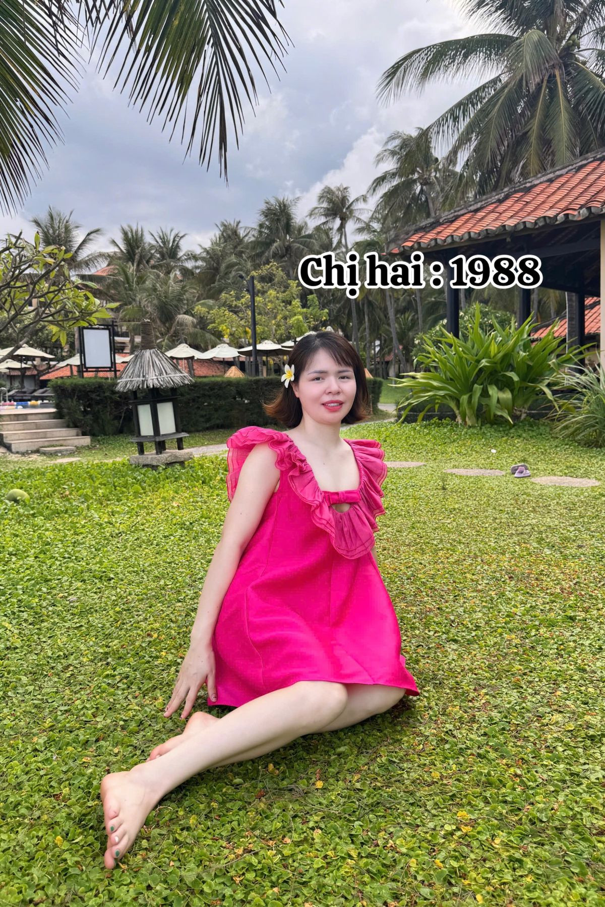 Hòa Minzy có mối quan hệ thân thiết với các thành viên trong gia đình, trên trang cá nhân, cách đây ít tháng, cô nàng khoe ảnh đưa chị 2 của mình đi làm răng sứ. Nhan sắc của chị 2 Hòa Minzy khiến nhiều người nhầm lẫn là "chị Kính Hồng" của tuổi thơ nhiều người.