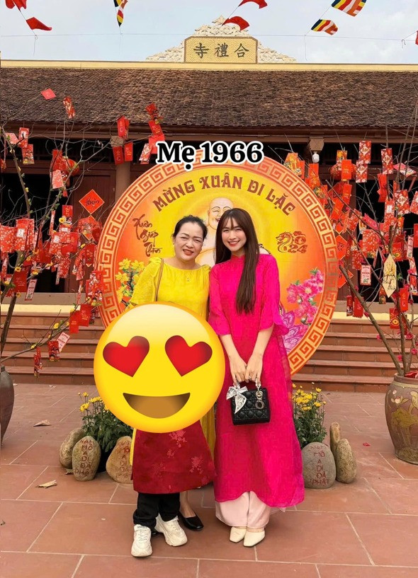 Mẹ ruột Hòa Minzy, bà Vũ Thị Liên được nhiều người nhận xét là "lão hóa ngược" với vẻ ngoài trẻ trung so với tuổi U60 của mình. Những năm gần đây, khi con cái thành đạt, cuộc sống của mẹ ruột Hòa Minzy tốt hơn trước rất nhiều. Tuổi xế chiều bà được các con chăm chút mọi thứ.