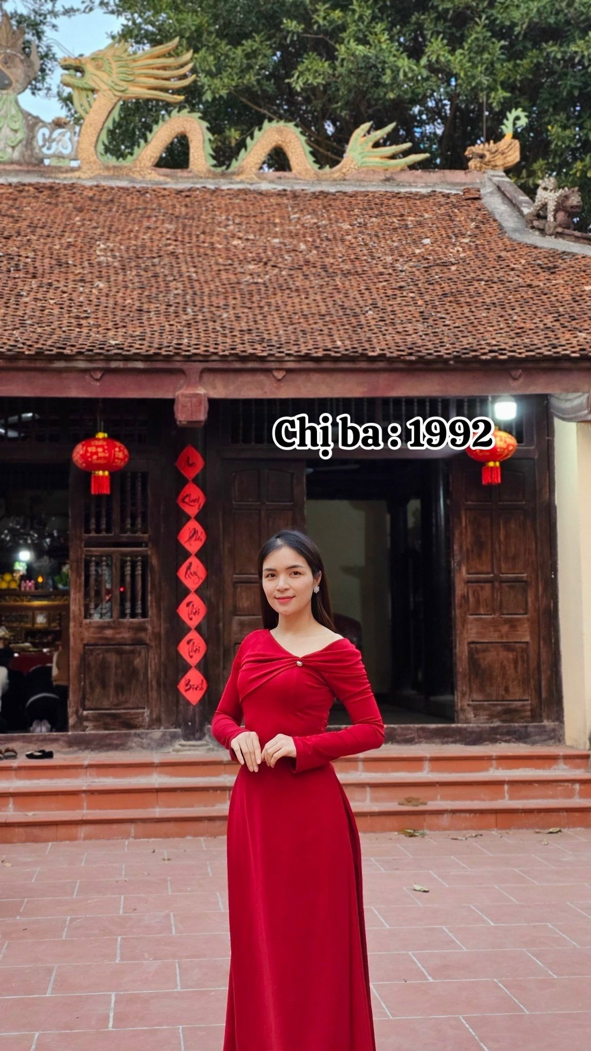 Người chị kế Hòa Minzy hơn cô 3 tuổi, sở hữu nhan sắc xinh đẹp.