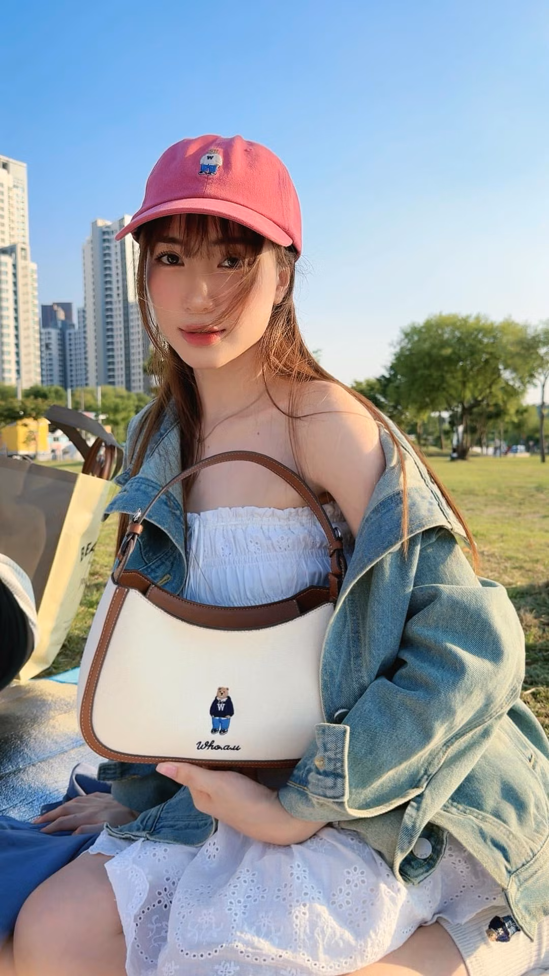 Loạt ảnh khoe các thành viên trong gia đình nữ ca sĩ khiến nhiều người bày tỏ sự ngưỡng mộ. Các thành viên nhà Hòa Minzy đều sở hữu vẻ ngoài ưa nhìn cùng công việc ổn định. (Ảnh: hungno0510)