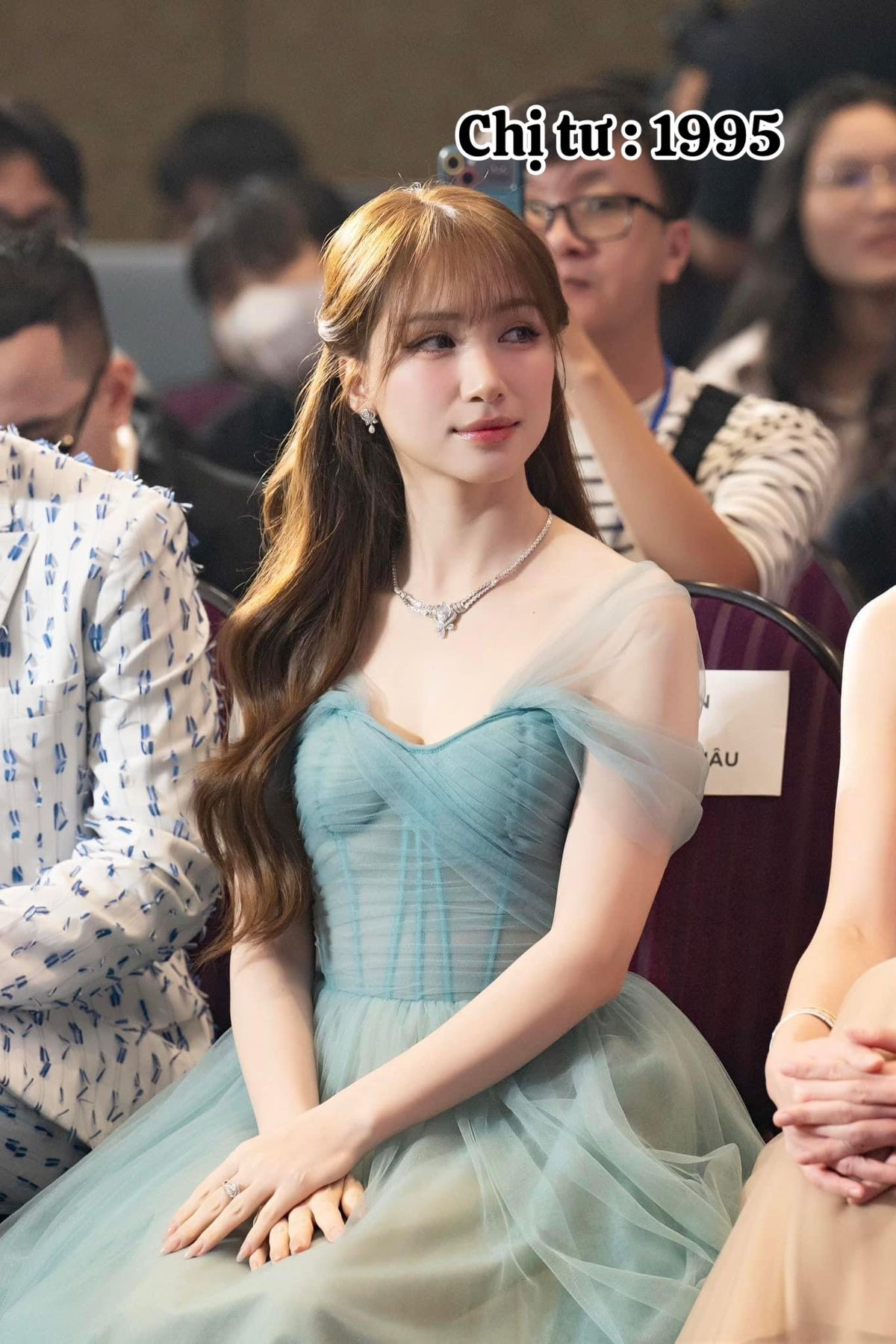 Hòa Minzy được nhiều người nhận xét là người con của gia đình khi luôn cố gắng sắp xếp có mặt ở nhà trong những dịp quan trọng, mặc dù lịch trình dày đặc. Cô cùng các chị còn xây dựng cho bố mẹ căn nhà khang trang ở quê.