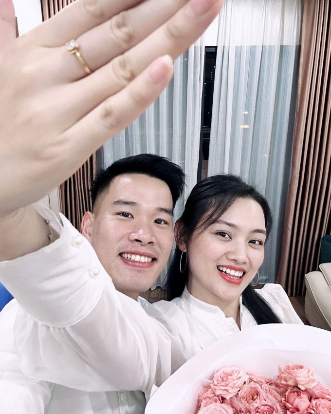 Cả hai nắm tay thân mật, tươi cười rạng rỡ, như một động thái thông báo tin vui đến người hâm mộ.