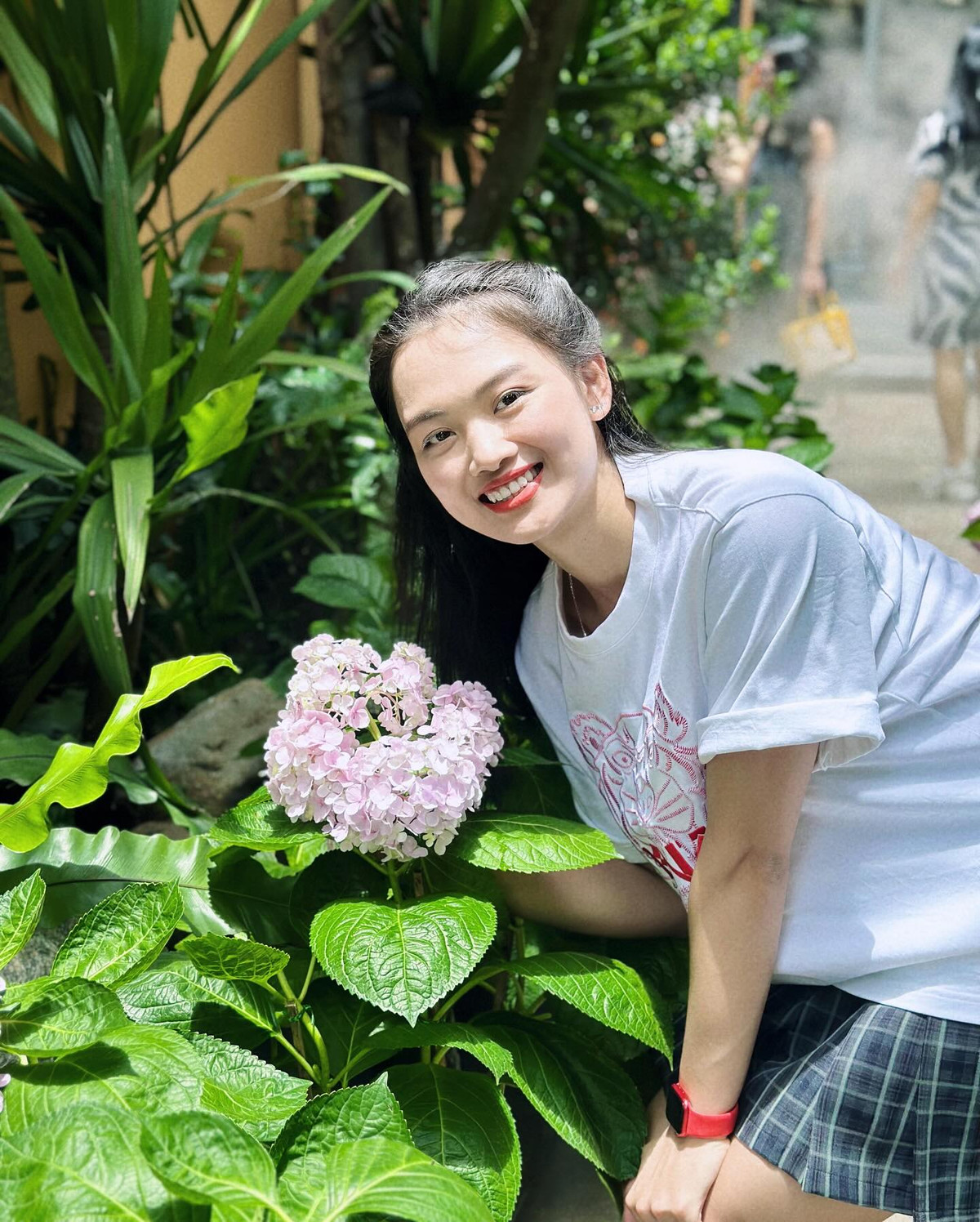 Bên cạnh chuyên môn, cô còn được yêu mến nhờ ngoại hình xinh đẹp, nụ cười rạng rỡ.