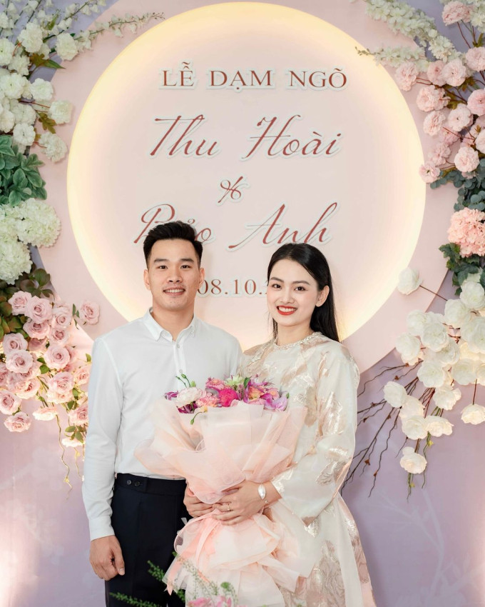 Mới đây trên trang cá nhân, cô nàng vừa công khai hình ảnh lễ dạm ngõ của mình với bạn trai cùng quê.