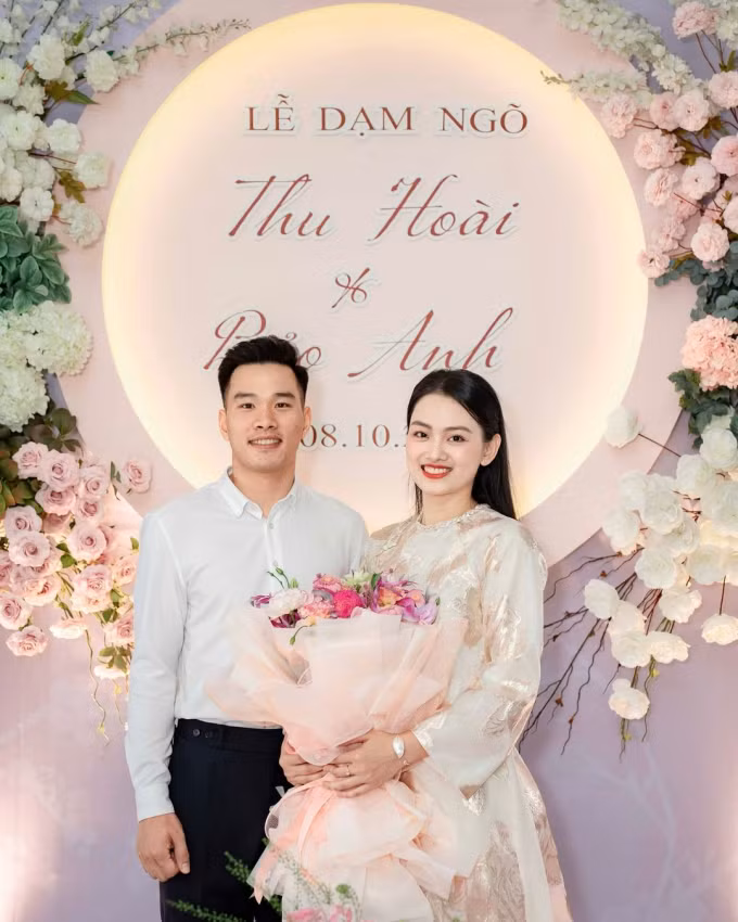 Mới đây trên trang cá nhân, cô nàng vừa công khai hình ảnh lễ dạm ngõ của mình với bạn trai cùng quê.