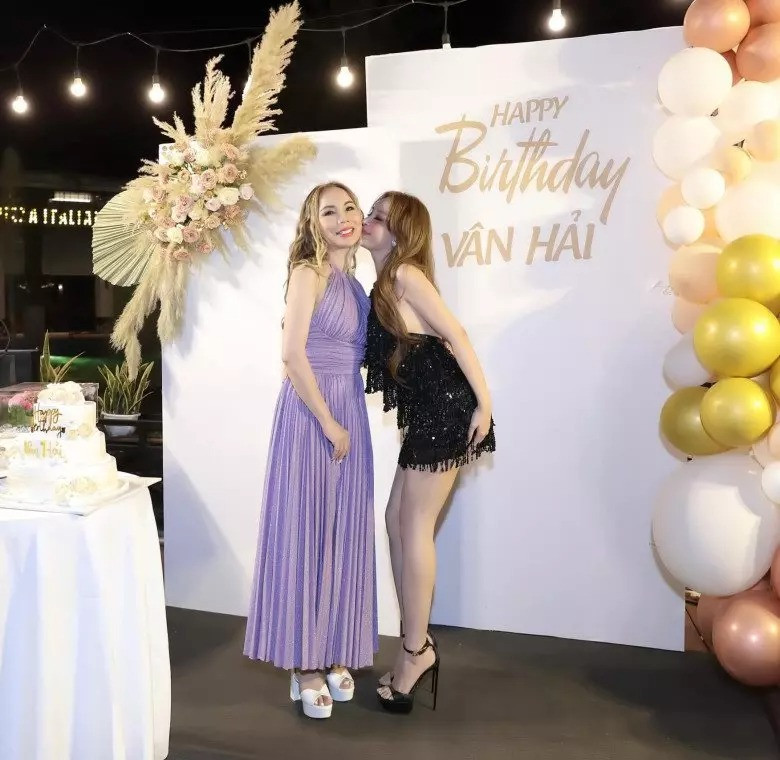 Nàng hot girl đời đầu xuất hiện đầy thân thiết với mẹ chồng trong một số sự kiện. (Ảnh: Facebook)