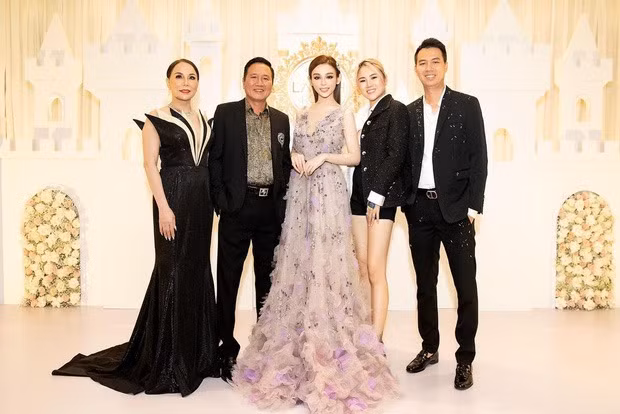 Cả gia đình chồng Huyền Baby xuất hiện trong cùng 1 khung hình. Hình ảnh này khiến nhiều người vô cùng ngưỡng mộ vì Huyền Baby may mắn có cả chồng và gia đình nhà chồng quá tuyệt vời.