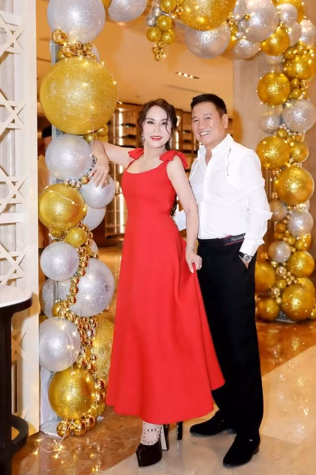 Bố mẹ chồng Huyền baby cực kỳ tình cảm.