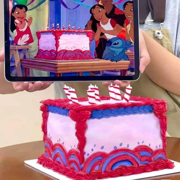 Chiếc bánh của chú Stitch đáng yêu với sắc xanh đỏ chủ đạo.