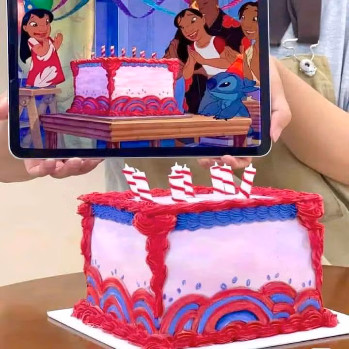 Chiếc bánh của chú Stitch đáng yêu với sắc xanh đỏ chủ đạo.