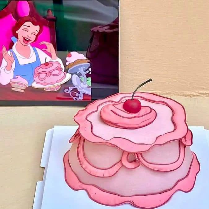 Các chi tiết của bánh kem nhìn như tranh vẽ.