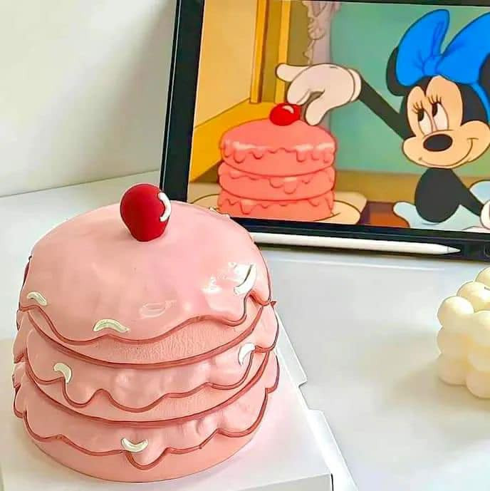 Nhìn vào chiếc bánh kem, nhiều người thậm chí còn nghi ngờ về tính chân thật vì từng chi tiết của chiếc bánh giống hoạt hình đến nỗi như được tạo bằng AI: "Ôi những chiếc bánh này là có thật hay được photoshop vậy", "trông cứ như sản phẩm của AI ấy, đánh lừa thị giác quá", "ôi tôi muốn tìm cửa hàng bánh làm những mẫu này".