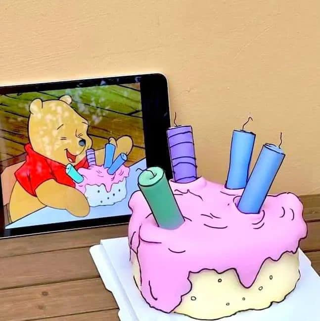 Mới đây, loạt ảnh những chiếc bánh kem được lấy cảm hứng từ các bộ phim hoạt hình nổi tiếng đang được chia sẻ trên mạng xã hội. Theo đó, loạt bánh kém được đặt phía trước, phía đằng sau là màn hình có phân đoạn mà chiếc bánh kem xuất hiện trong phim.