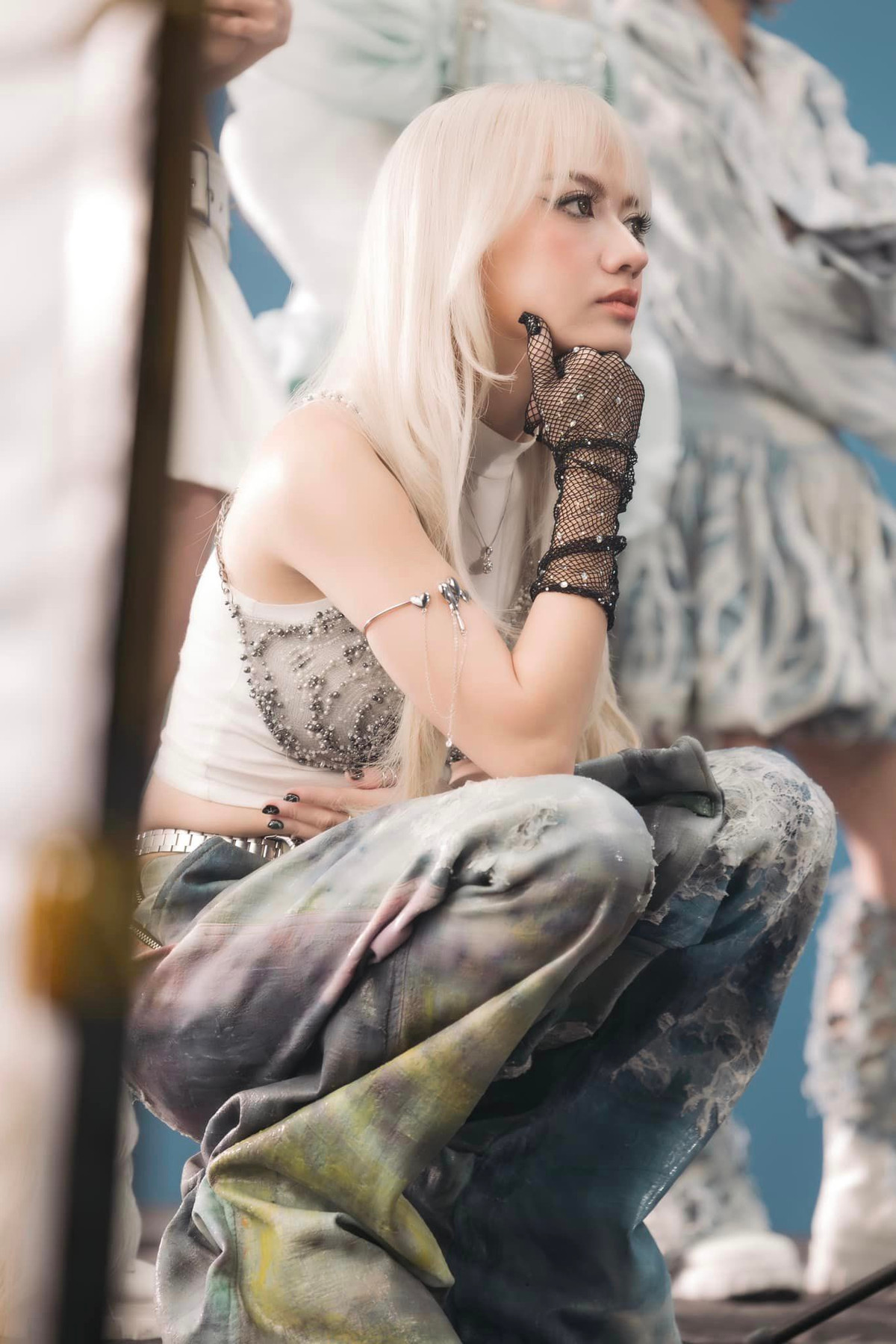 Tạo hình của cô nàng với mái tóc bạch kim cá tính trong MV bài hát chủ đề khiến nhiều người vô cùng thích thú. (Ảnh: FBNV)