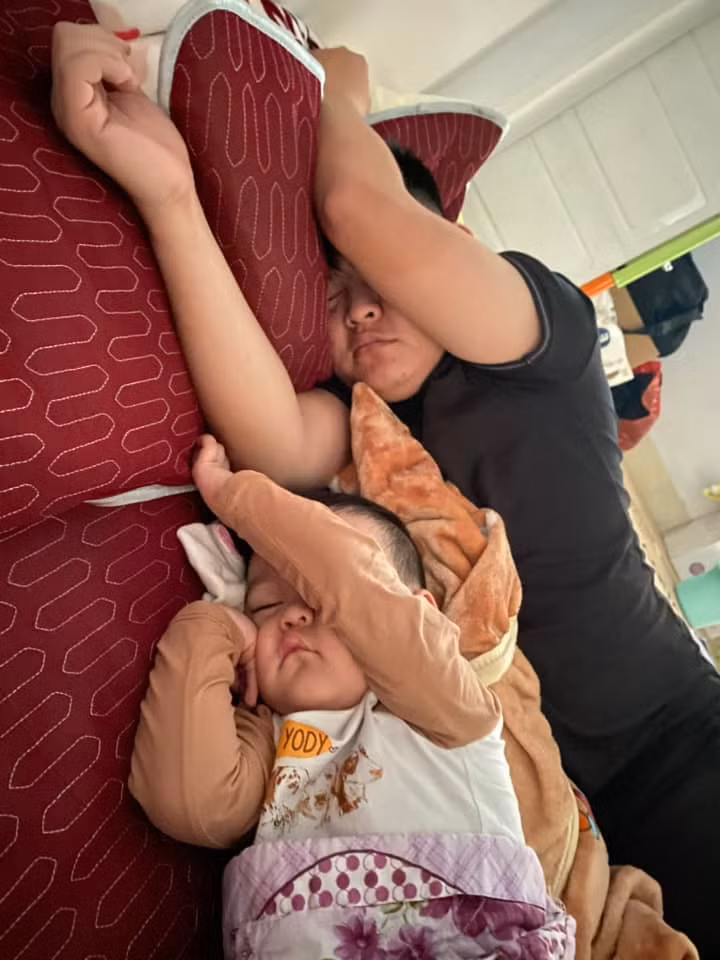 Đến cả cách để tay cũng giống nhau.