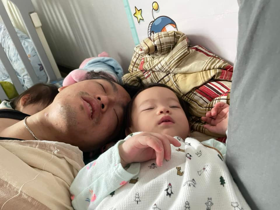 Nhìn nết ngủ là biết ngay bố con rồi.