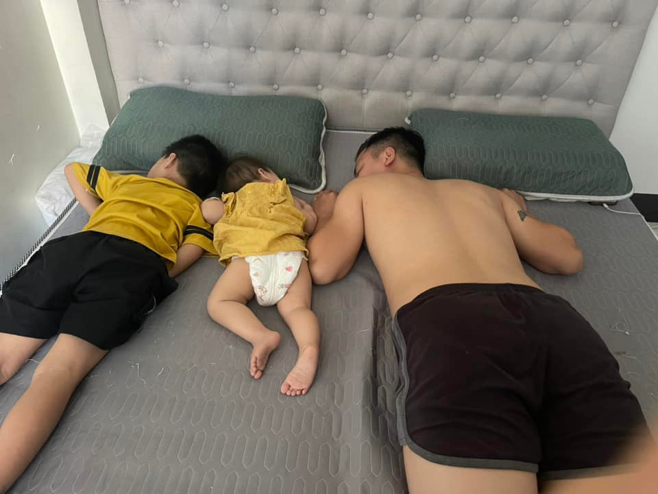 Ở phần bình luận của bài viết nói trên, rất nhiều chị em cũng đã đăng tải những khoảnh khắc được mình ghi lại mà "than thở", khi mang thai 9 tháng 10 ngày nhưng sau đó con lại giống bố y như đúc, không thấy nét nào của mẹ.