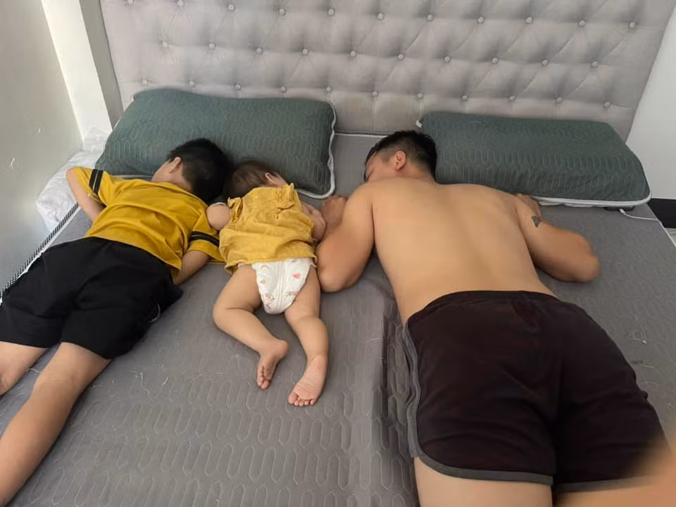 Ở phần bình luận của bài viết nói trên, rất nhiều chị em cũng đã đăng tải những khoảnh khắc được mình ghi lại mà "than thở", khi mang thai 9 tháng 10 ngày nhưng sau đó con lại giống bố y như đúc, không thấy nét nào của mẹ.