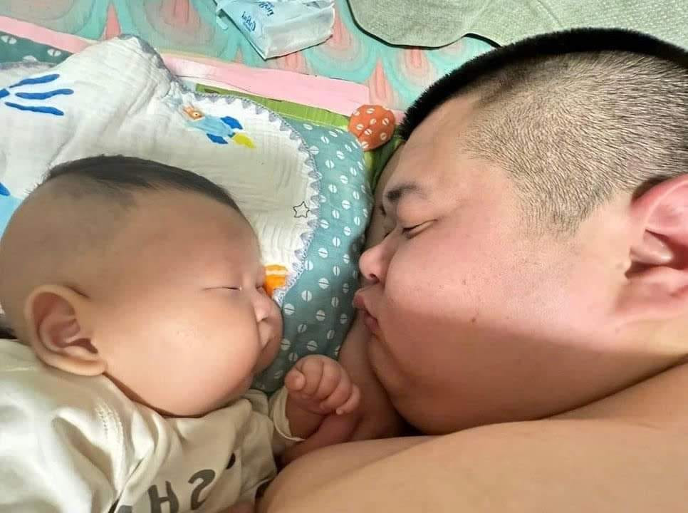 Nhìn giao diện của 2 bố như một bên là phiên bản đầy đủ, 1 bên là phiên bản mini vậy.