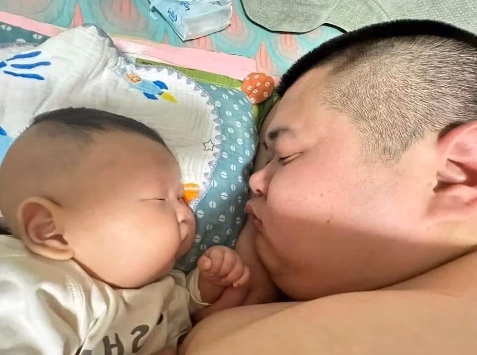 Nhìn giao diện của 2 bố như một bên là phiên bản đầy đủ, 1 bên là phiên bản mini vậy.