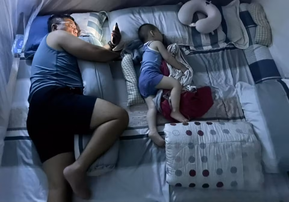 Nhiều người còn bày tỏ "thế này thì chả cần xét nghiệm ADN cũng biết là con ai rồi", "đang tức thằng bố mà nhìn qua thằng con tức gấp 3 lần".