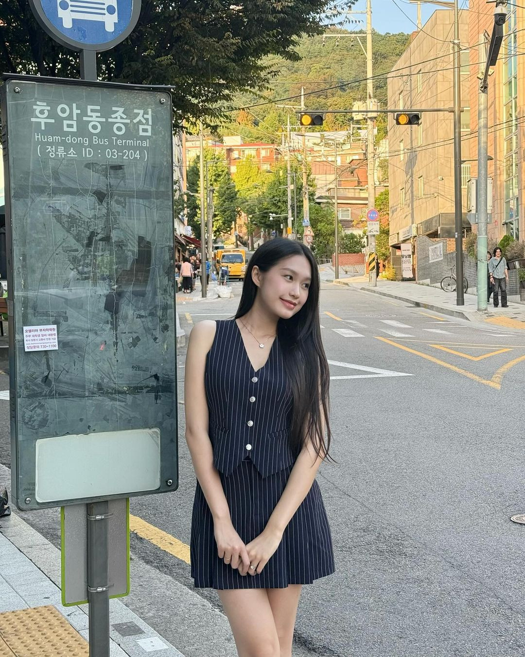 Trong loạt ảnh này, cô nàng lựa chọn mặc set với thiết kế áo gile, kết hợp cùng chân váy ngắn.