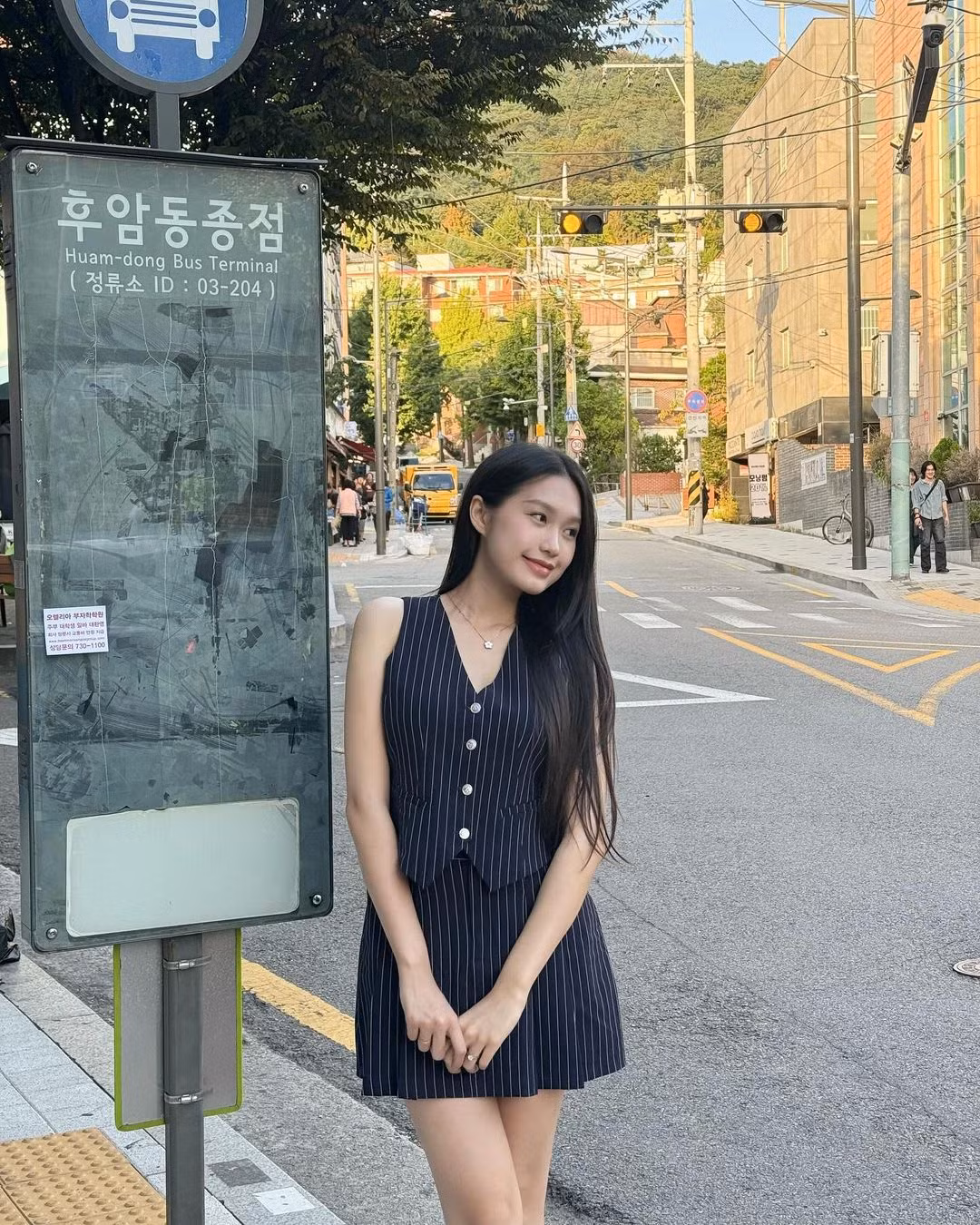 Trong loạt ảnh này, cô nàng lựa chọn mặc set với thiết kế áo gile, kết hợp cùng chân váy ngắn.