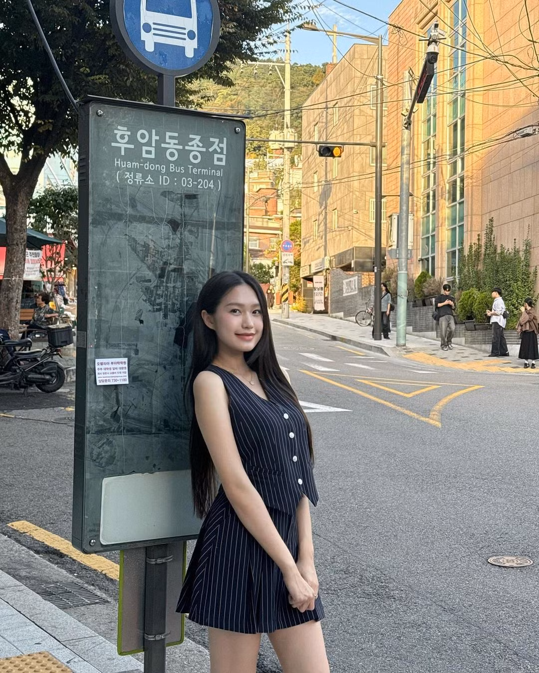 Cô nàng khoe nhan sắc tươi trẻ, đằm thắm, dịu dàng. Tạo dáng ở điểm dừng xe bus bên đường, dù không trang điểm hay làm tóc cầu kỳ cô nàng vẫn ghi điểm trong mắt người đối diện.