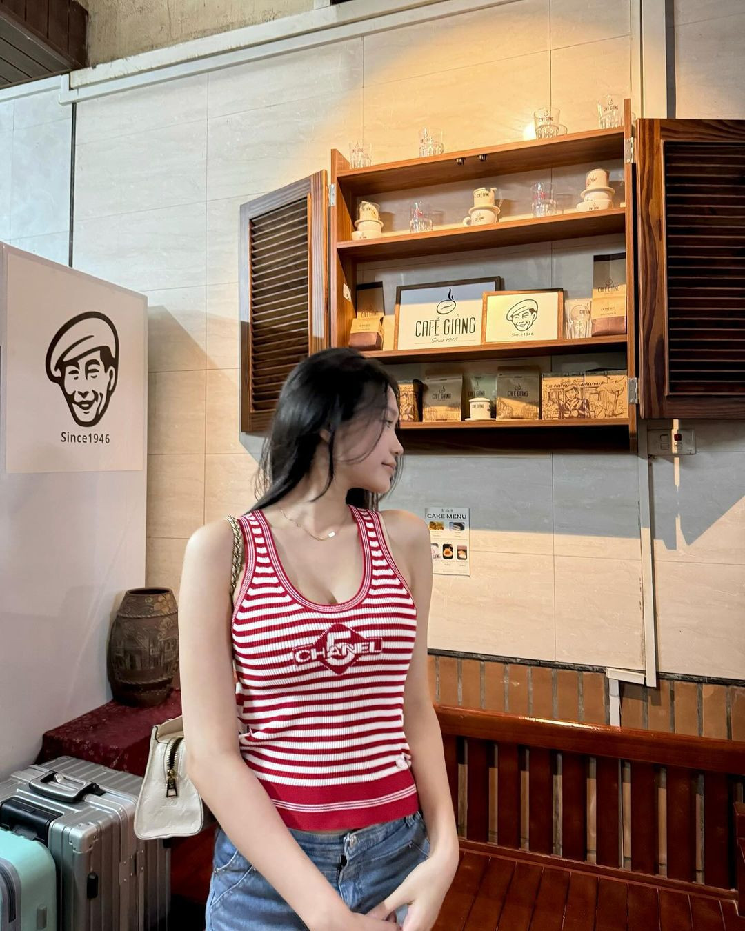 Doãn Hải My sinh năm 2001, sinh ra và lớn lên ở Hà Nội. Trước khi trở thành nửa kia của Đoàn Văn Hậu, người đẹp được biết đến rộng rãi khi tham gia Hoa hậu Việt Nam 2020 và lọt top 10 đồng thời giành danh hiệu Người đẹp tài năng.