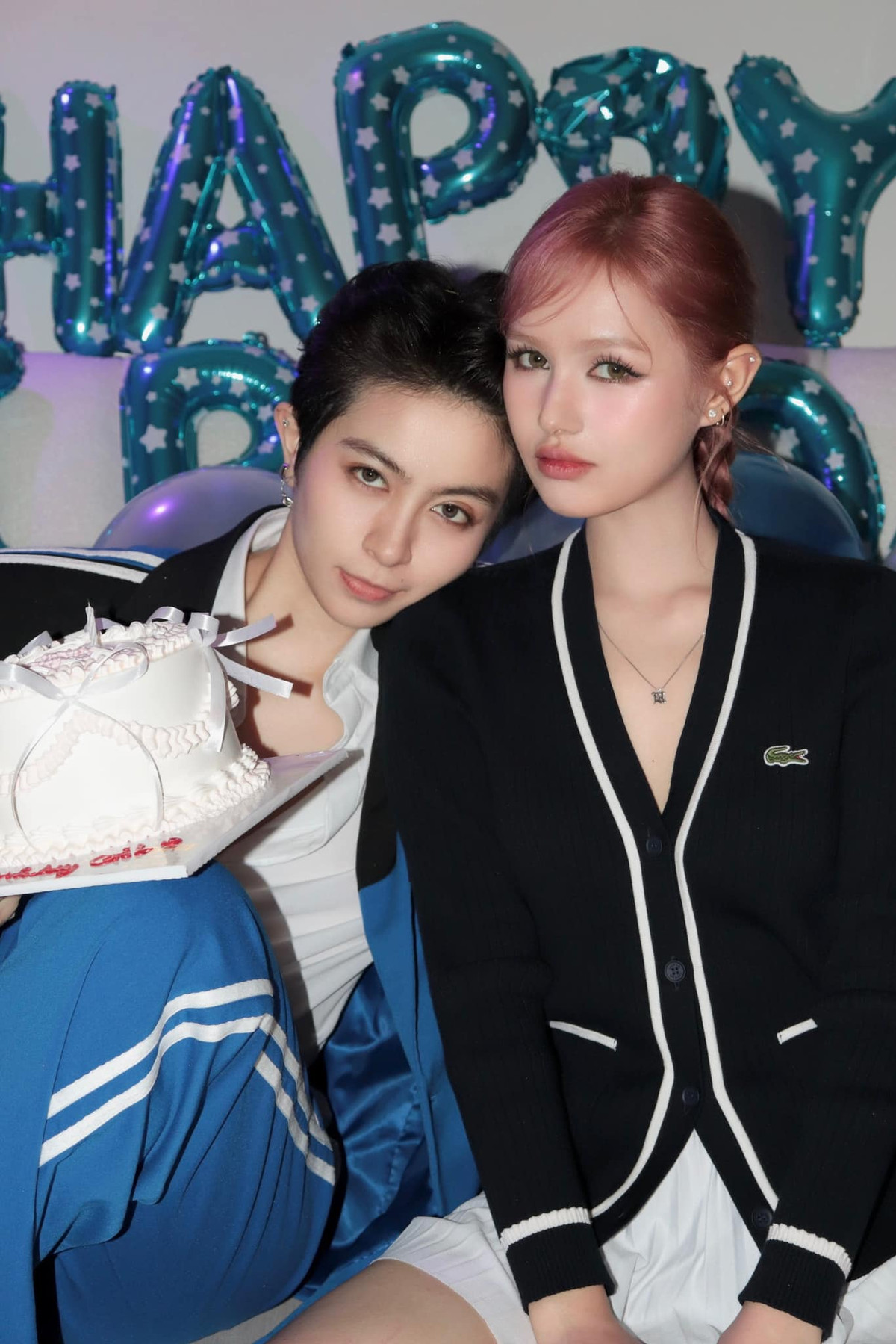 Xoài Non (Phạm Thùy Trang, sinh năm 2002) là hot girl đình đám trên MXH khi có hàng triệu người theo dõi trên các nền tảng MXH. Hồi giữa tháng 6 vừa qua, Xoài Non khiến dân tình xôn xao khi thông báo đã ly hôn Xemesis sau 6 năm yêu đương và hẹn hò.