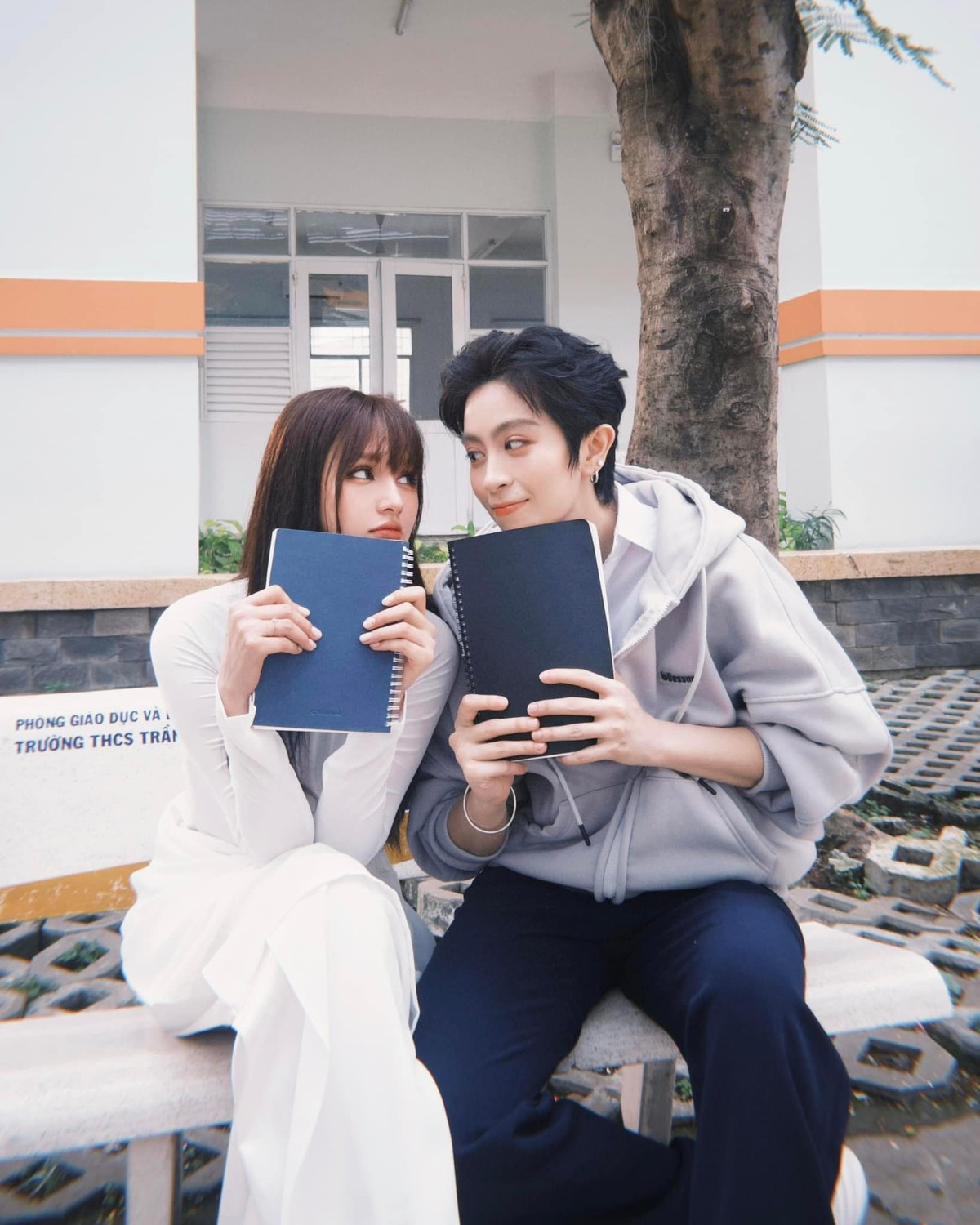 Xoài Non diện áo dài trắng tinh khôi, còn Gil Lê thì như cậu học trò nghịch ngợm. Cả 2 trao nhau những cử chỉ quan tâm nhưng e ấp như tuổi học trò hồn nhiên, vô tư.