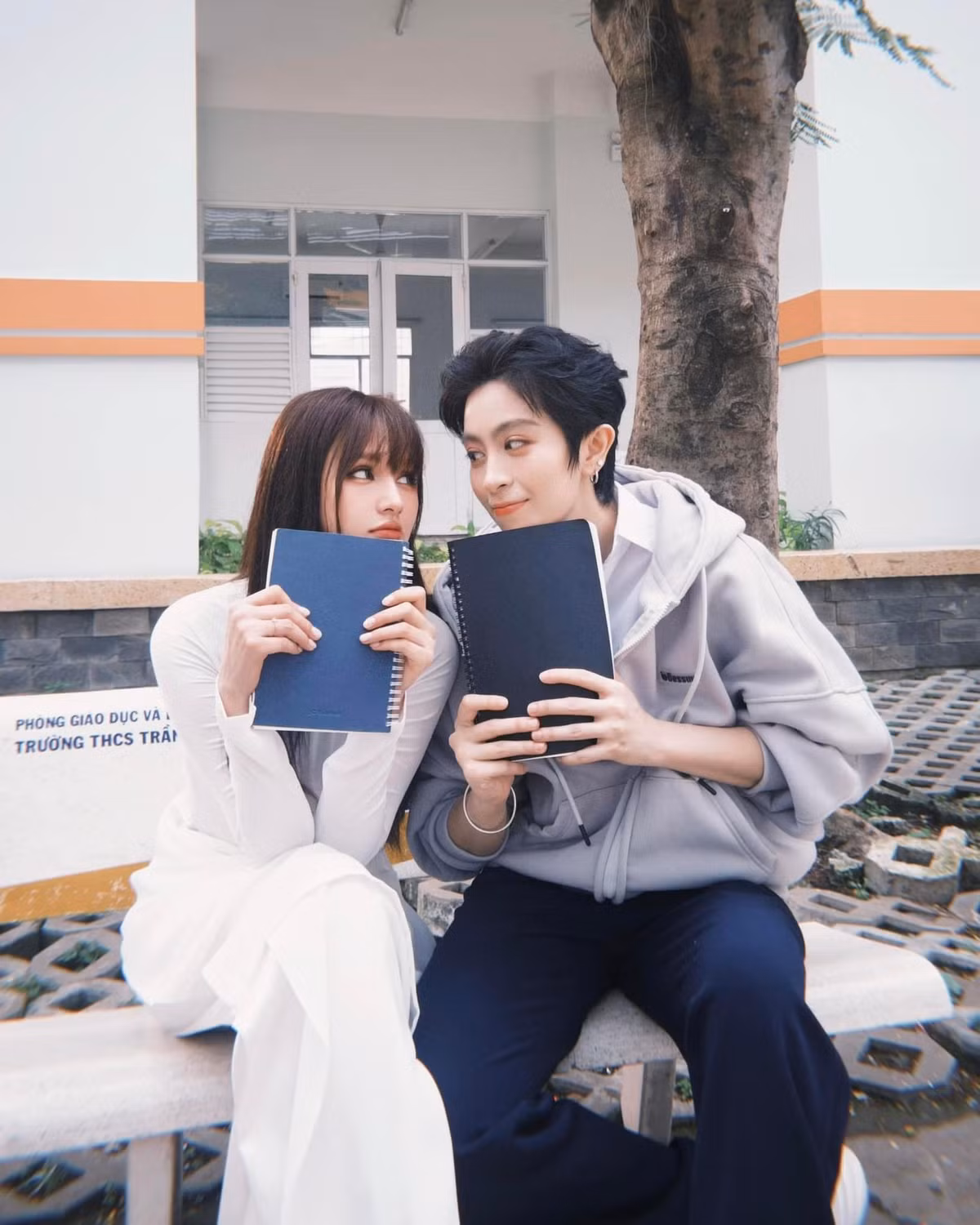 Xoài Non diện áo dài trắng tinh khôi, còn Gil Lê thì như cậu học trò nghịch ngợm. Cả 2 trao nhau những cử chỉ quan tâm nhưng e ấp như tuổi học trò hồn nhiên, vô tư.