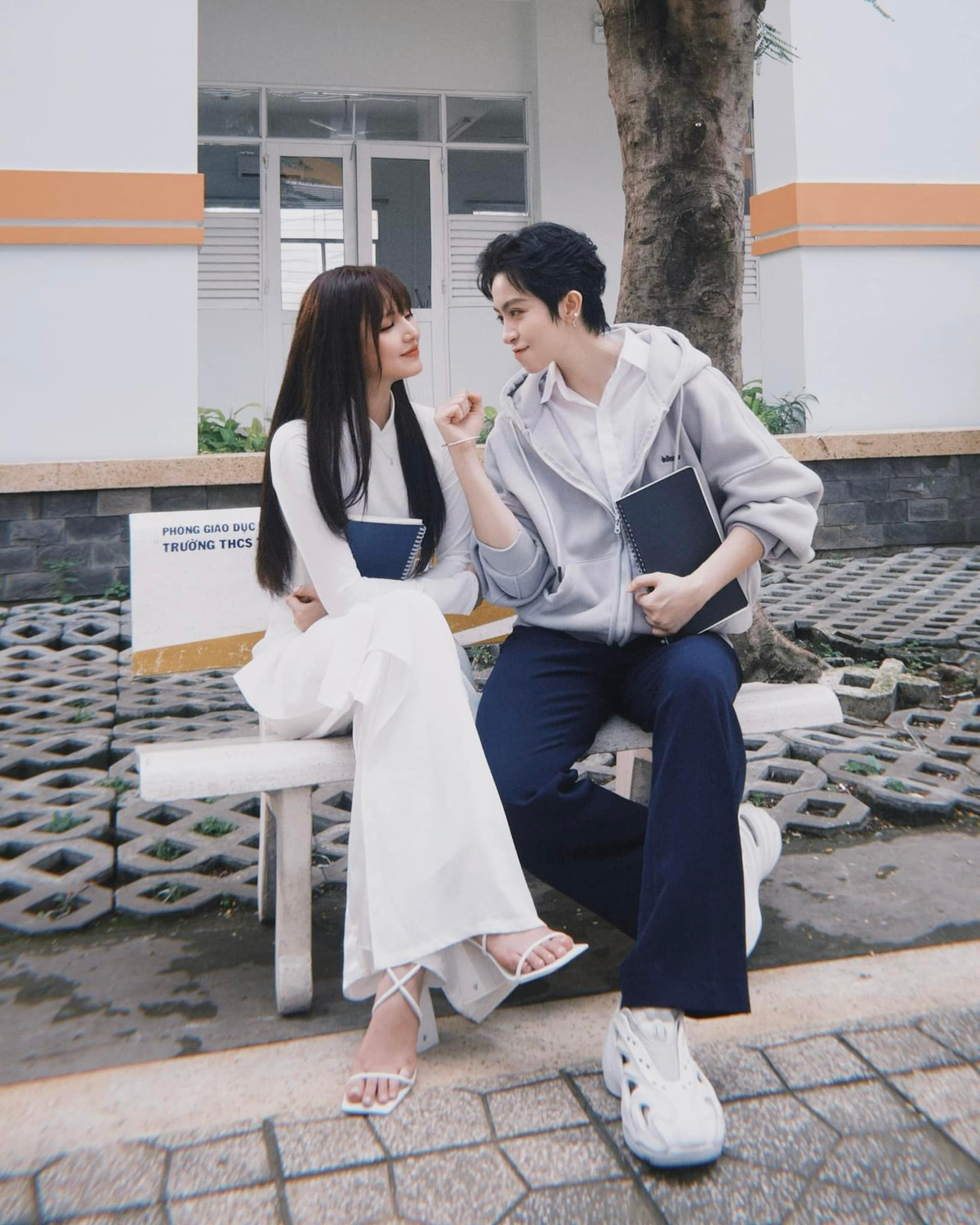 Được biết, đây là hậu trường một buổi quay teaser phục vụ phiên livestream mà cả hai tham gia. Bộ ảnh này đã được thực hiện cách đây nửa tháng.