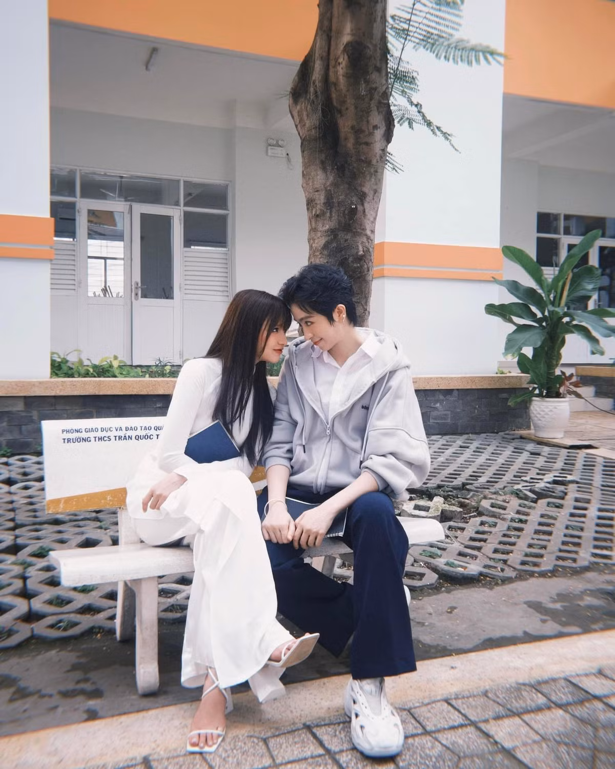 Tuy không phải là lời công khai tình cảm chính thức, thế nhưng Gil Lê và Xoài Non nhận được rất nhiều lời khen phía dưới ảnh: "Đẹp đôi quá, cặp này cứ tình trong như đã mặt ngoài còn e", "đẹp đôi xỉu luôn đó".