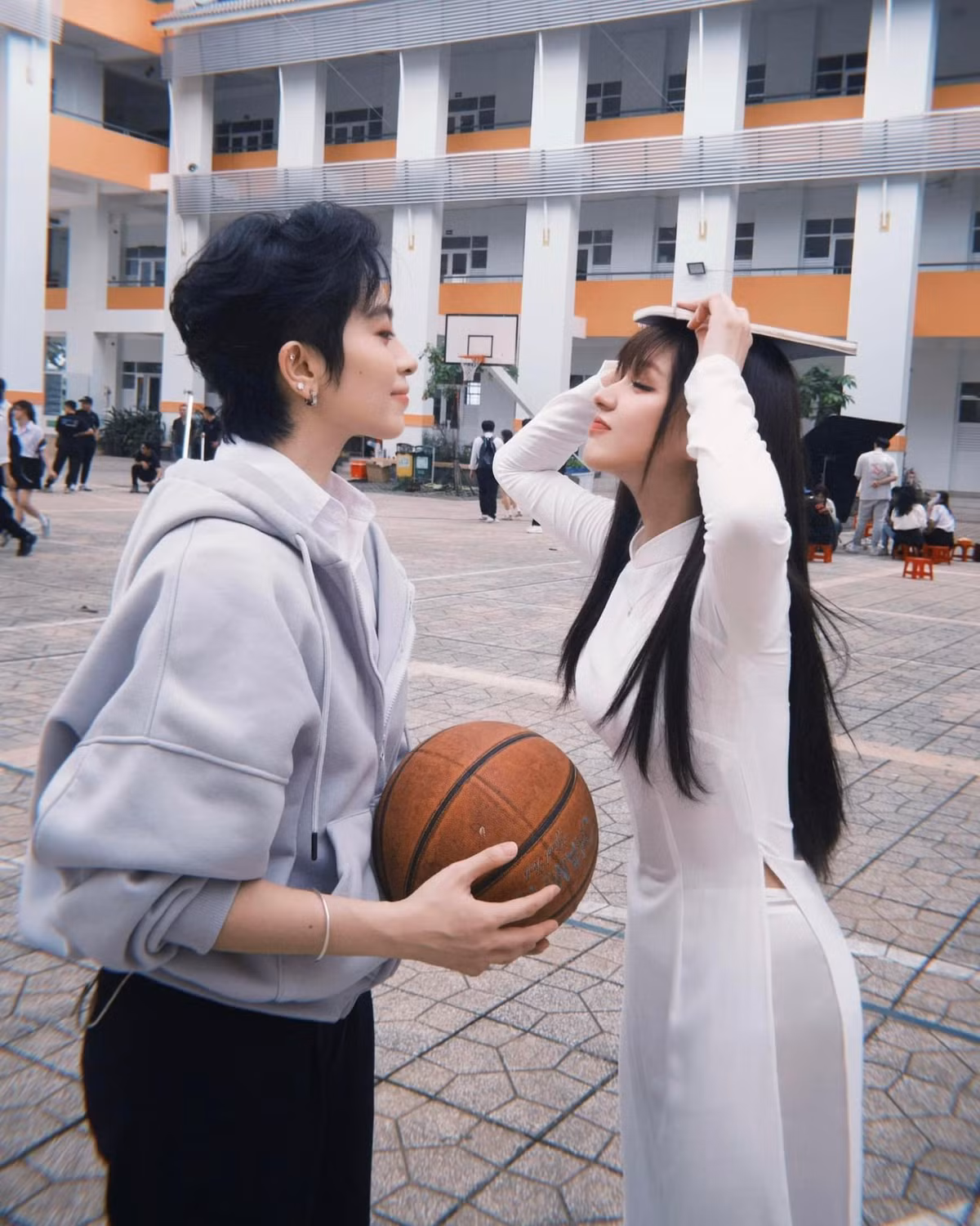 Địa điểm chụp bộ hình là sân trường gợi nên cảm giác thanh xuân.