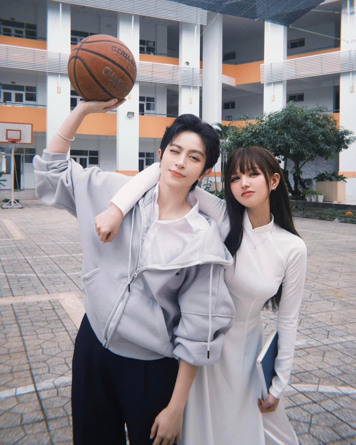 Kèm với bộ ảnh, Xoài Non đăng tải dòng trạng thái đầy "mập mờ": "Trúc xinh Trúc mọc đầu đình/ Trúc xinh Trúc chỉ trong lòng của em".