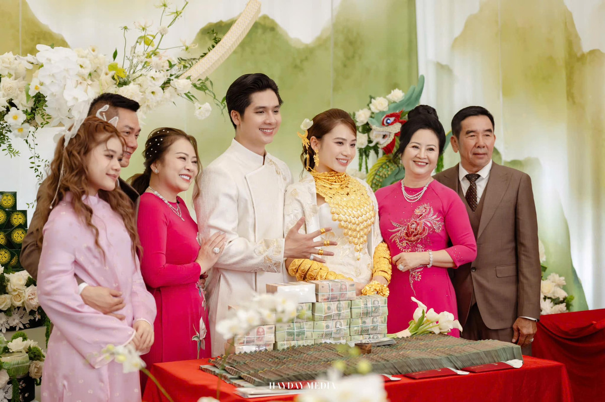 Thời gian gần đây, giá vàng liên tục tăng cao. Vậy nên hình ảnh cô dâu treo trĩu vàng khiến nhiều người vô cùng trầm trồ.