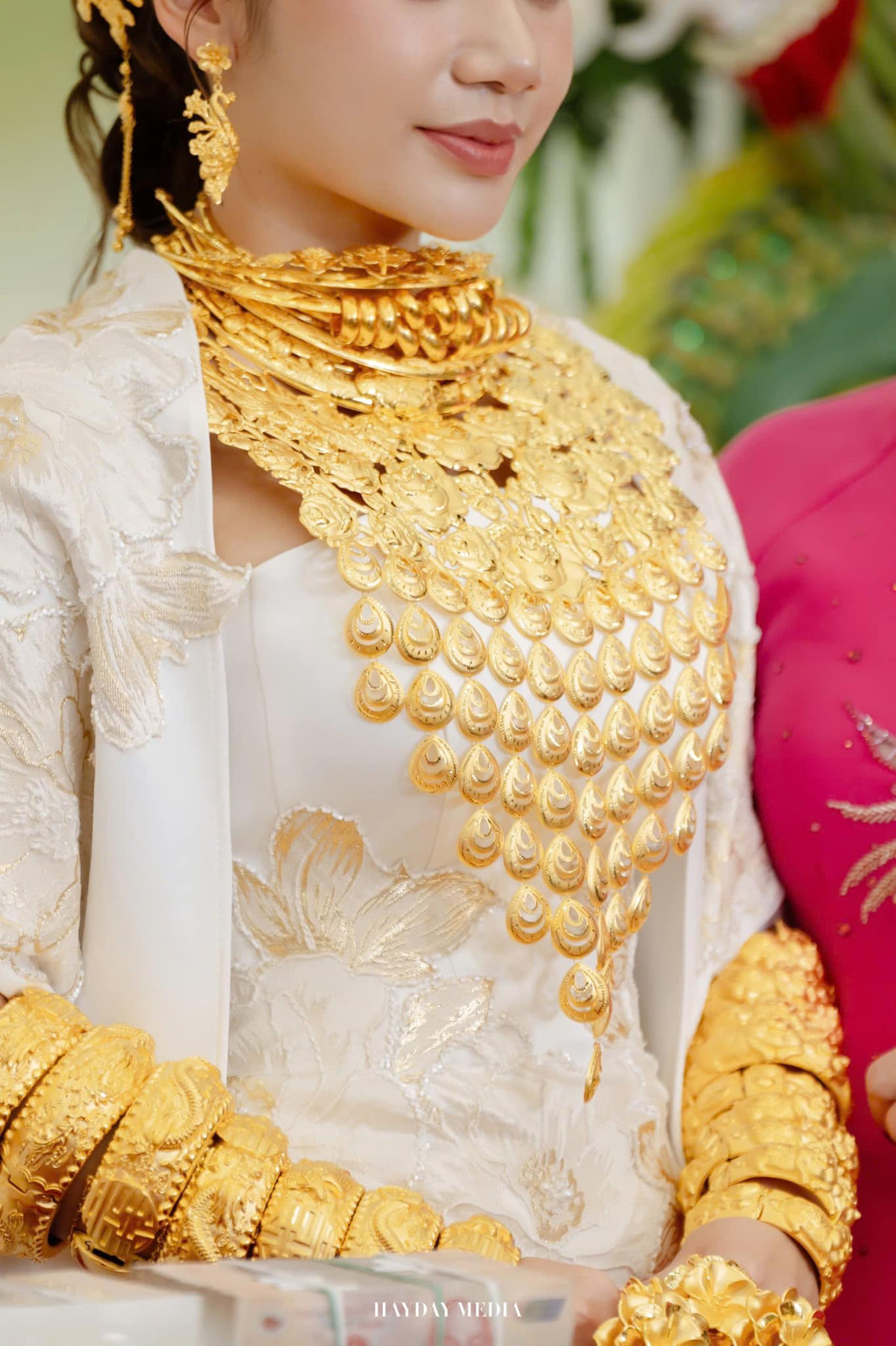Cận cảnh bộ trang sức vàng được treo cho cô dâu.