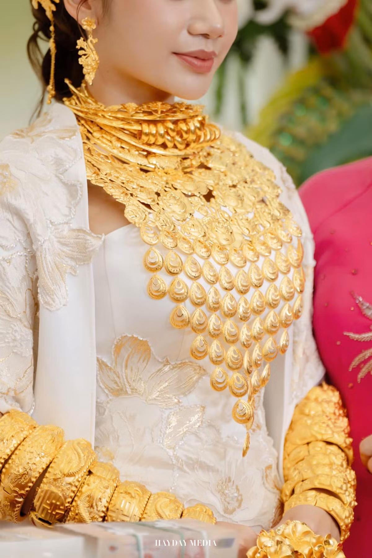 Cận cảnh bộ trang sức vàng được treo cho cô dâu.