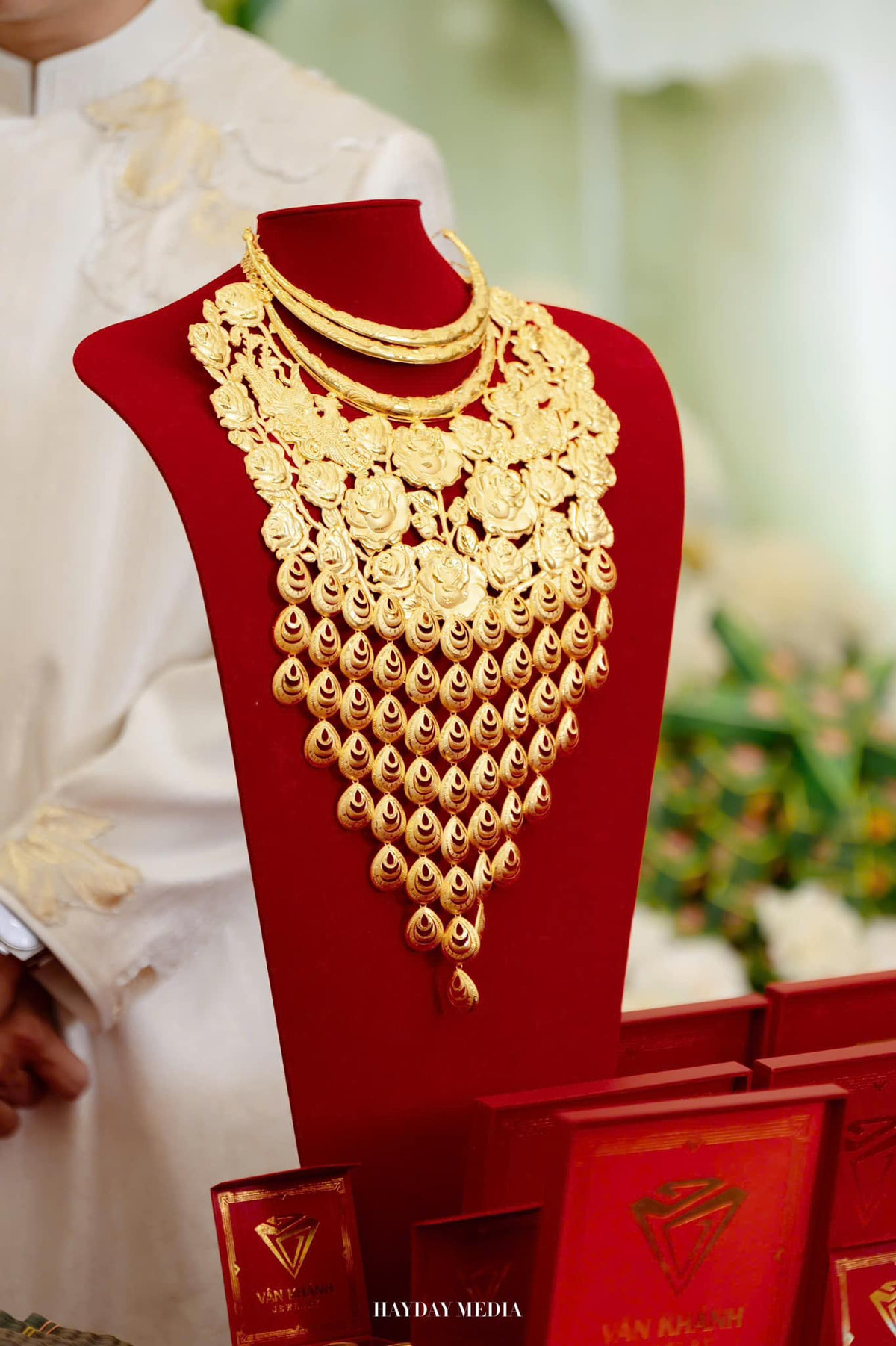 Được biết cô dâu là con của chủ một tiệm vàng lớn nhất nhì Đồng Tháp.