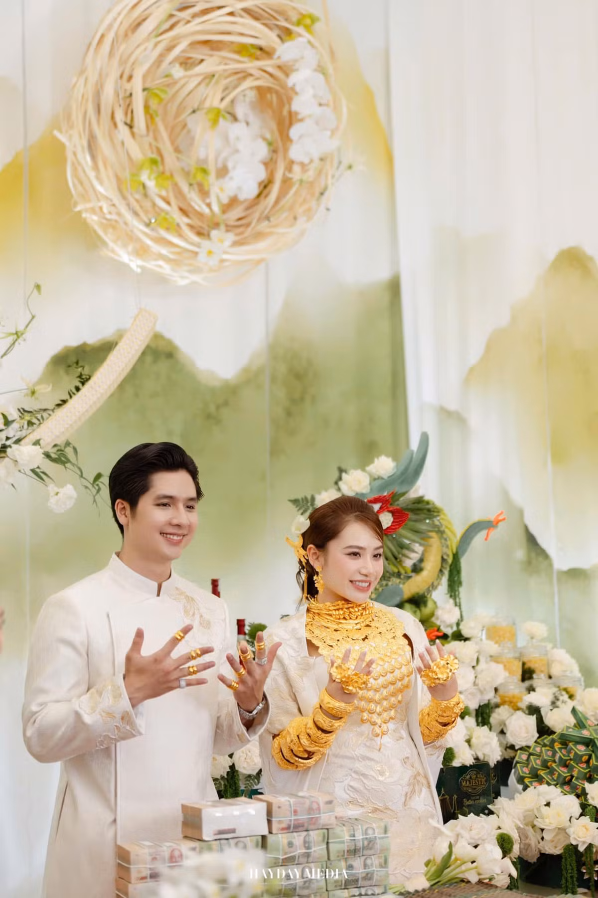 Theo đó của hồi môn của cô dâu được mẹ trao gồm có hơn 1000 cây vàng, 9.9 tỷ tiền mặt cùng nhiều trang sức quý giá khác.