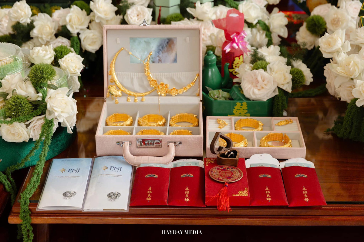 Trên trang cá nhân, bố mẹ cô dâu xúc động chia sẻ lại hình ảnh của buổi lễ vu quy kèm dòng trạng thái: "Chúc con gái mãi mãi hạnh phúc. Đây là món quà nhỏ ba mẹ gửi 2 con chúc 2 con trăm năm hạnh phúc và bình an".