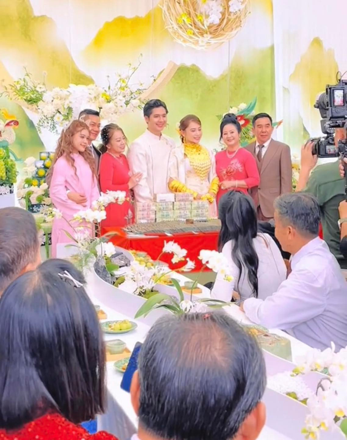 Cô dâu và chú rể cười tươi hạnh phúc trong ngày vui của cuộc đời. (Ảnh: FBNV)