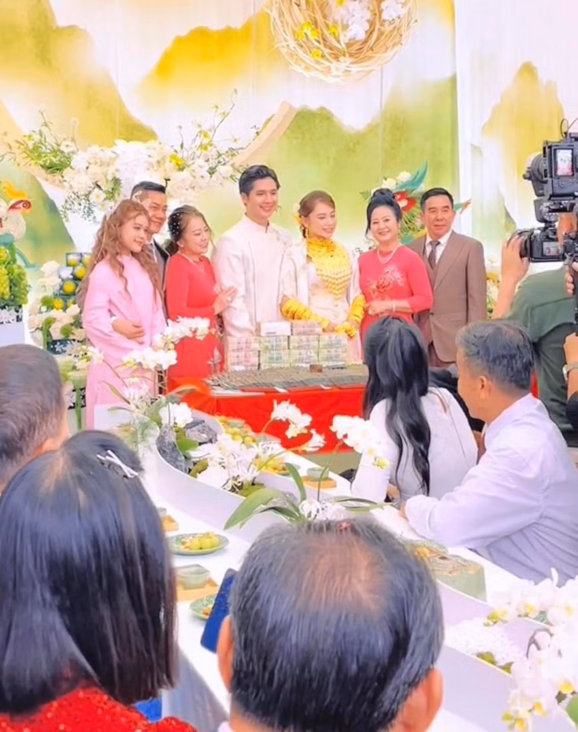 Cô dâu và chú rể cười tươi hạnh phúc trong ngày vui của cuộc đời. (Ảnh: FBNV)