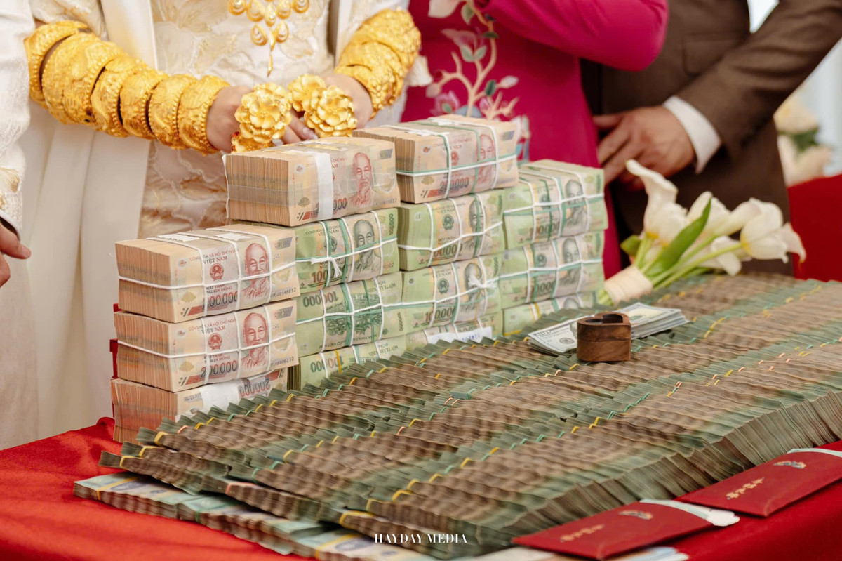 9.9 tỷ tiền mặt được nhà gái bày lên bàn trao cho đôi vợ chồng trẻ.