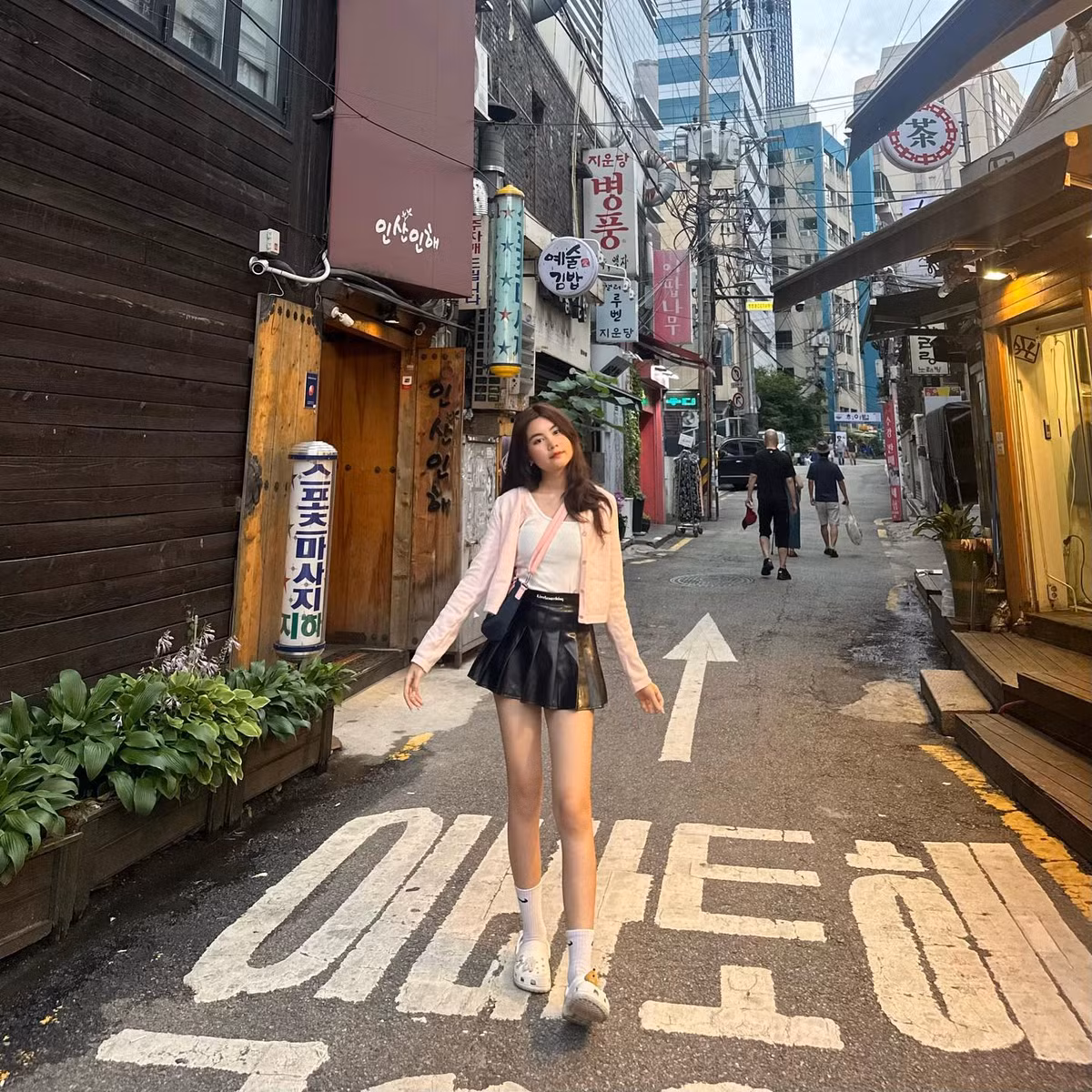 Cùng với vóc dáng, nhan sắc của Hạt Dẻ được nhiều người nhận xét ngày càng thăng hạng. Cô nàng có đôi mắt to, sống mũi cao và thẳng cùng làn da trắng hồng khiến gương mặt bừng sáng mỗi khi lên hình. Hạt Dẻ được nhận xét thừa hưởng nét đẹp từ mẹ Dạ Thảo. (Ảnh: IGNV)