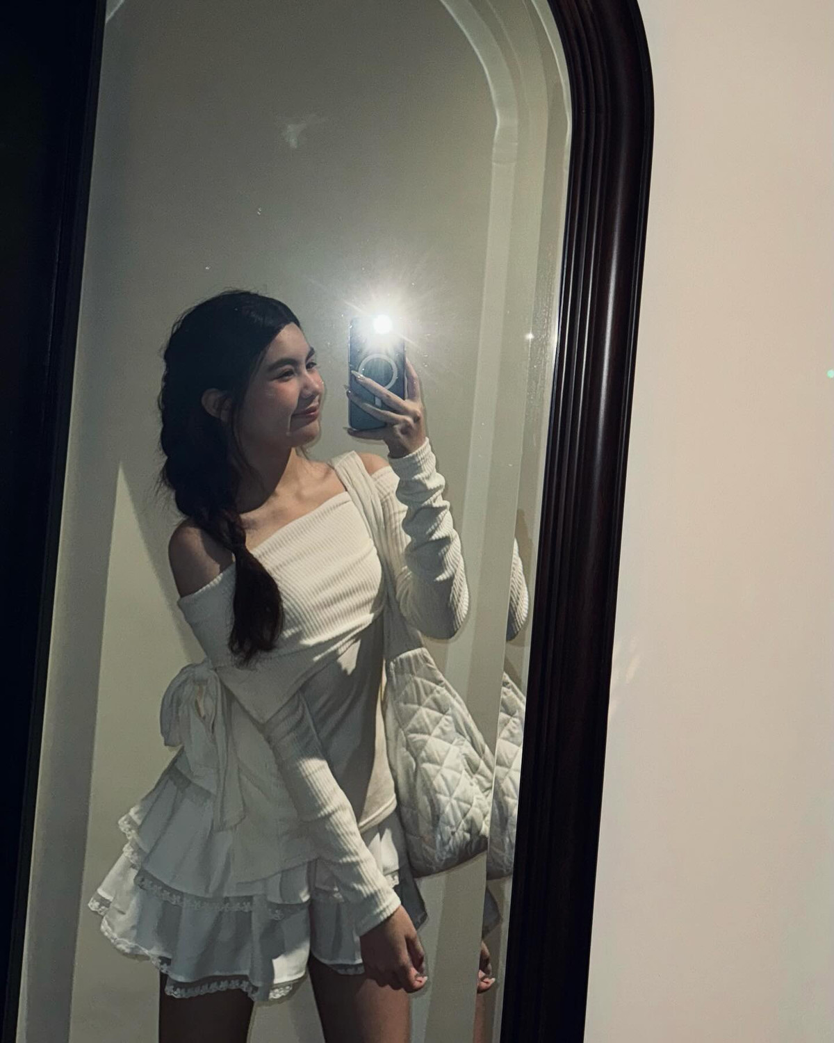 Nhờ lợi thế ngoại hình sáng, chiều cao vượt trội cùng đôi chân thon dài, Hạt Dẻ tự tin diện những chiếc chân váy ngắn.