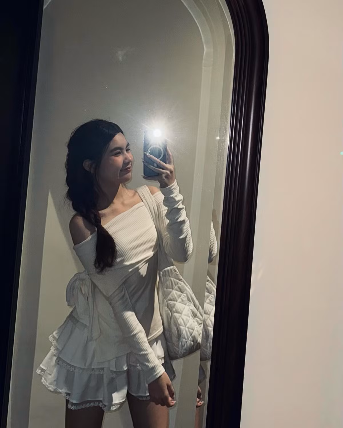 Nhờ lợi thế ngoại hình sáng, chiều cao vượt trội cùng đôi chân thon dài, Hạt Dẻ tự tin diện những chiếc chân váy ngắn.